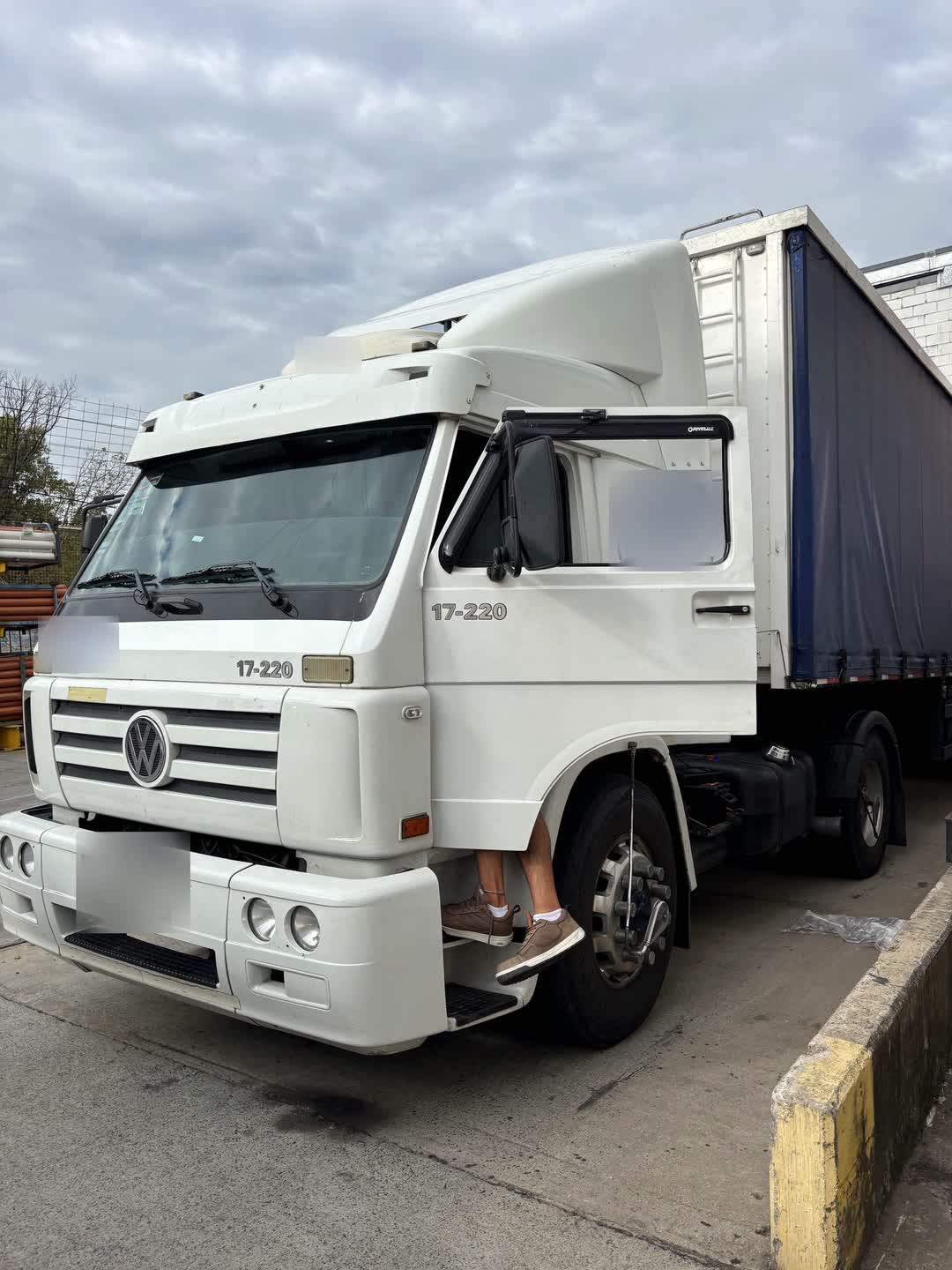 Camión blanco estacionado en la calle